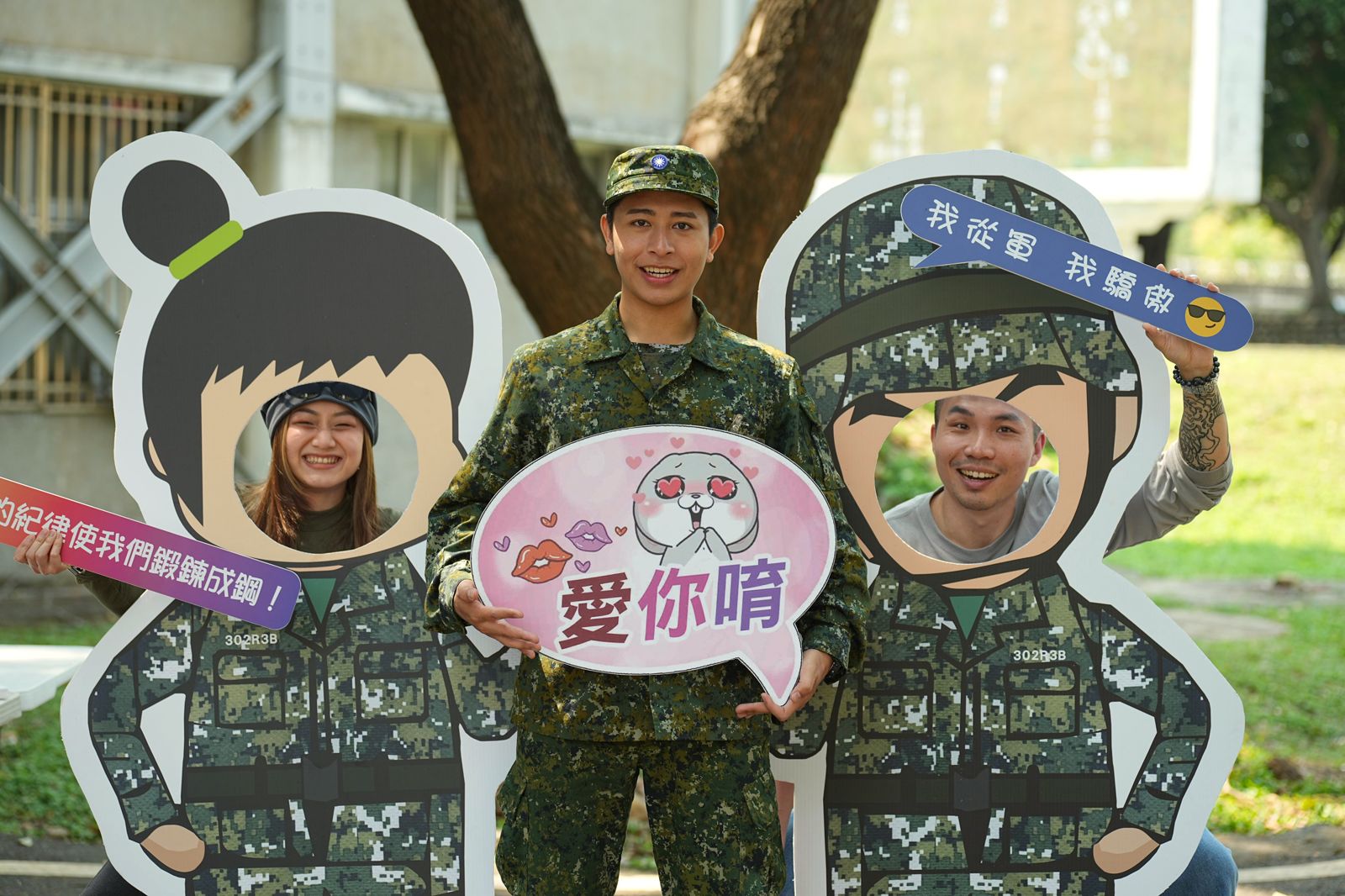 蓋瑞(中)邀請哈哈台同事參加懇親會。台視提供