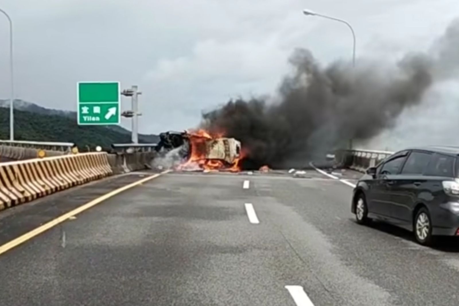 27歲女國道自撞「火燒車爆炸」當場慘死 路人自責哭了:拉不出來