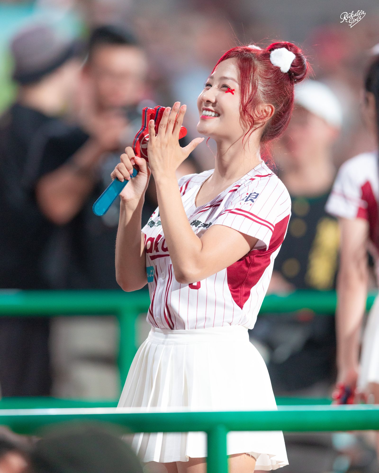 小紫將頭髮染成樂天紅。樂天桃猿提供