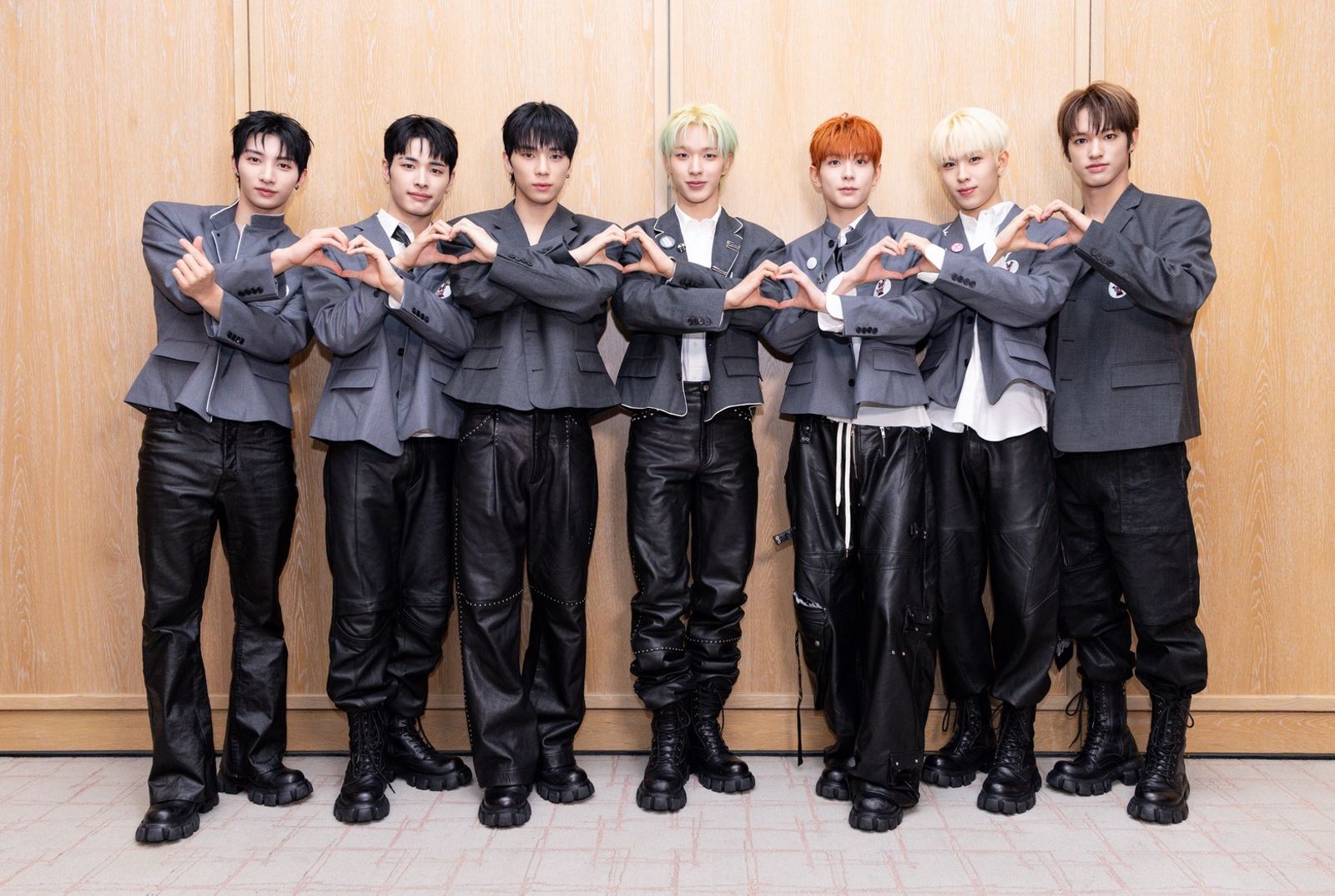 NEXZ成員YU(左起)、HARU、SO GEON、TOMOYA、YUKI、HYUI、SEITA今在台受訪。藝尚提供