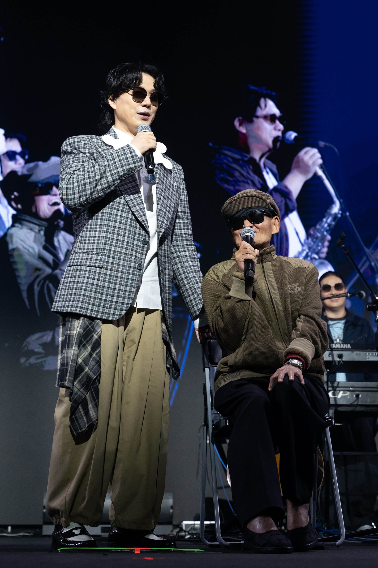 蕭煌奇與李炳輝合唱〈流浪到淡水〉。中華民國身心障礙者藝文推廣協會提供