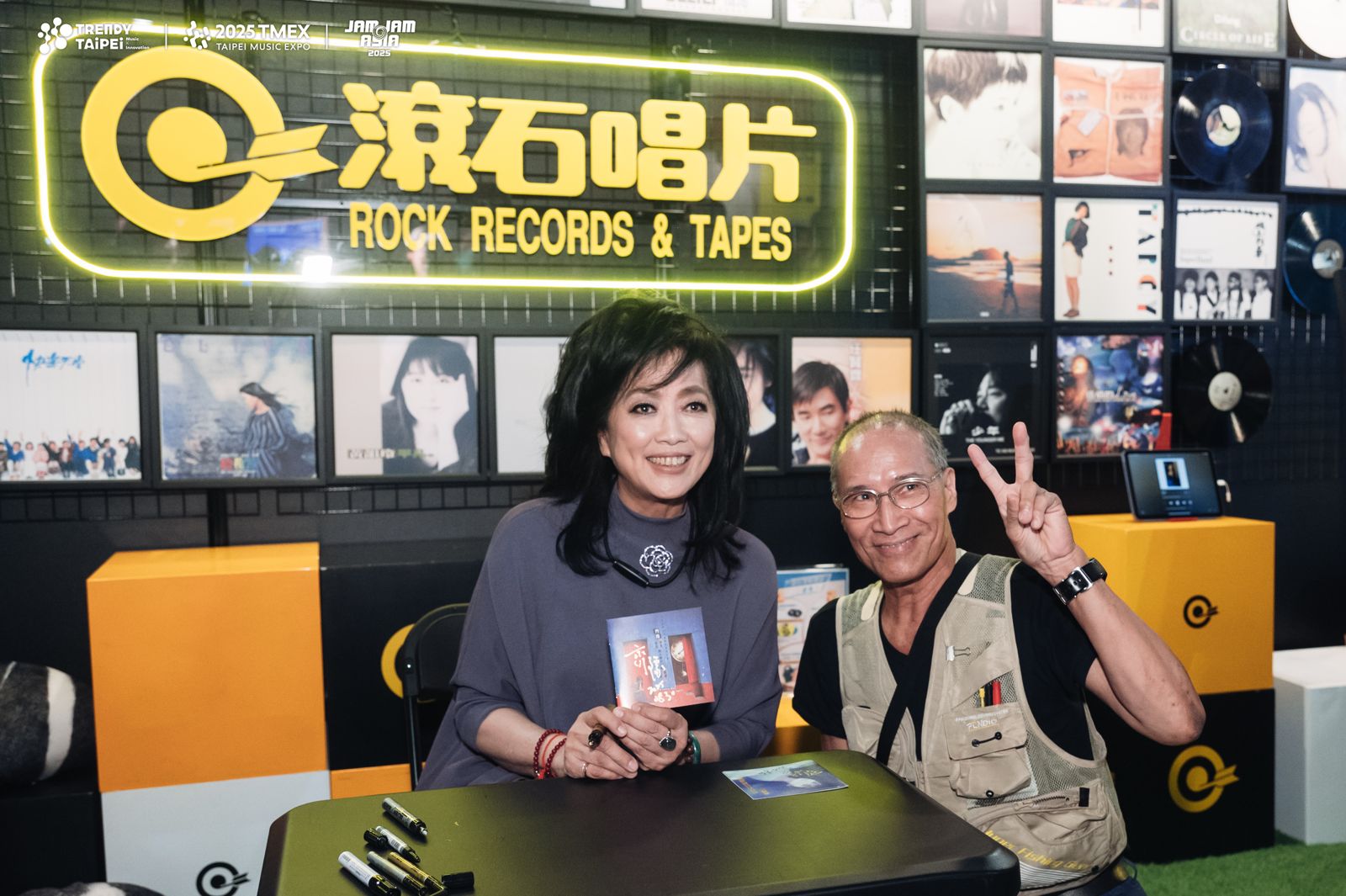 資深歌手齊豫在滾石國際音樂的展區舉行簽名會。北流提供