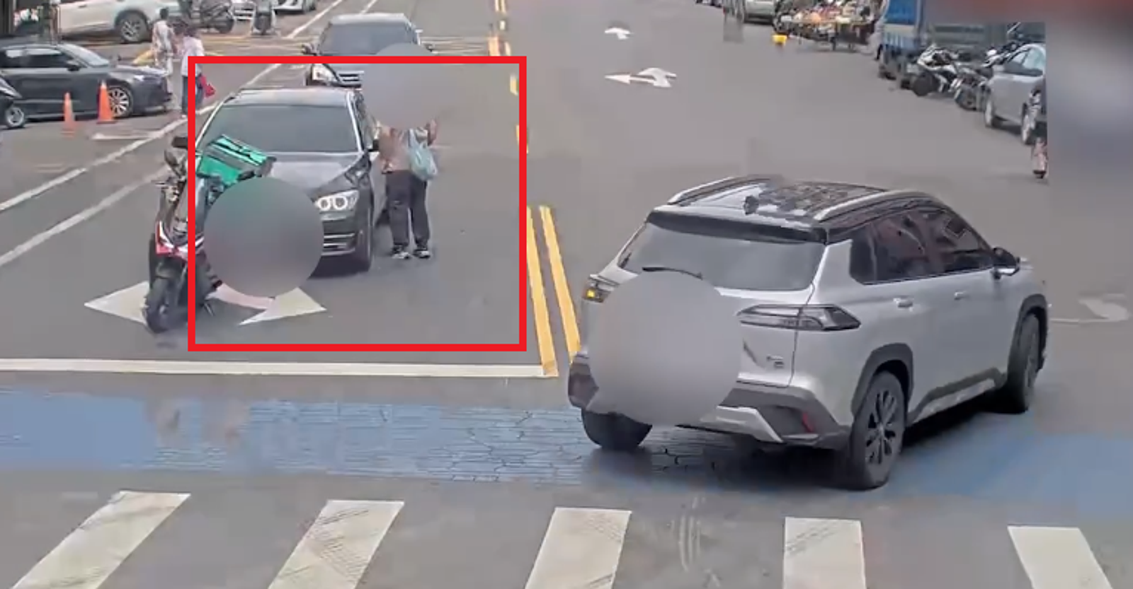 碰!信義區超車擦撞 外送員怒氣值點滿...出拳怒擊車窗「咚、咚、咚」