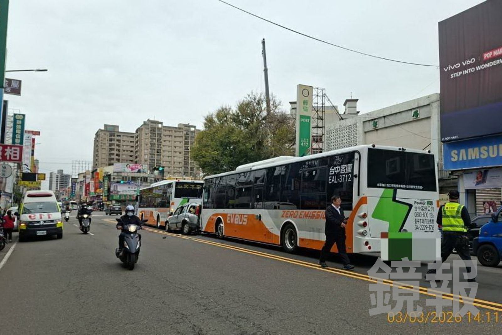 台中大里區發生公車追撞事故,造成2人輕傷送醫。警方提供