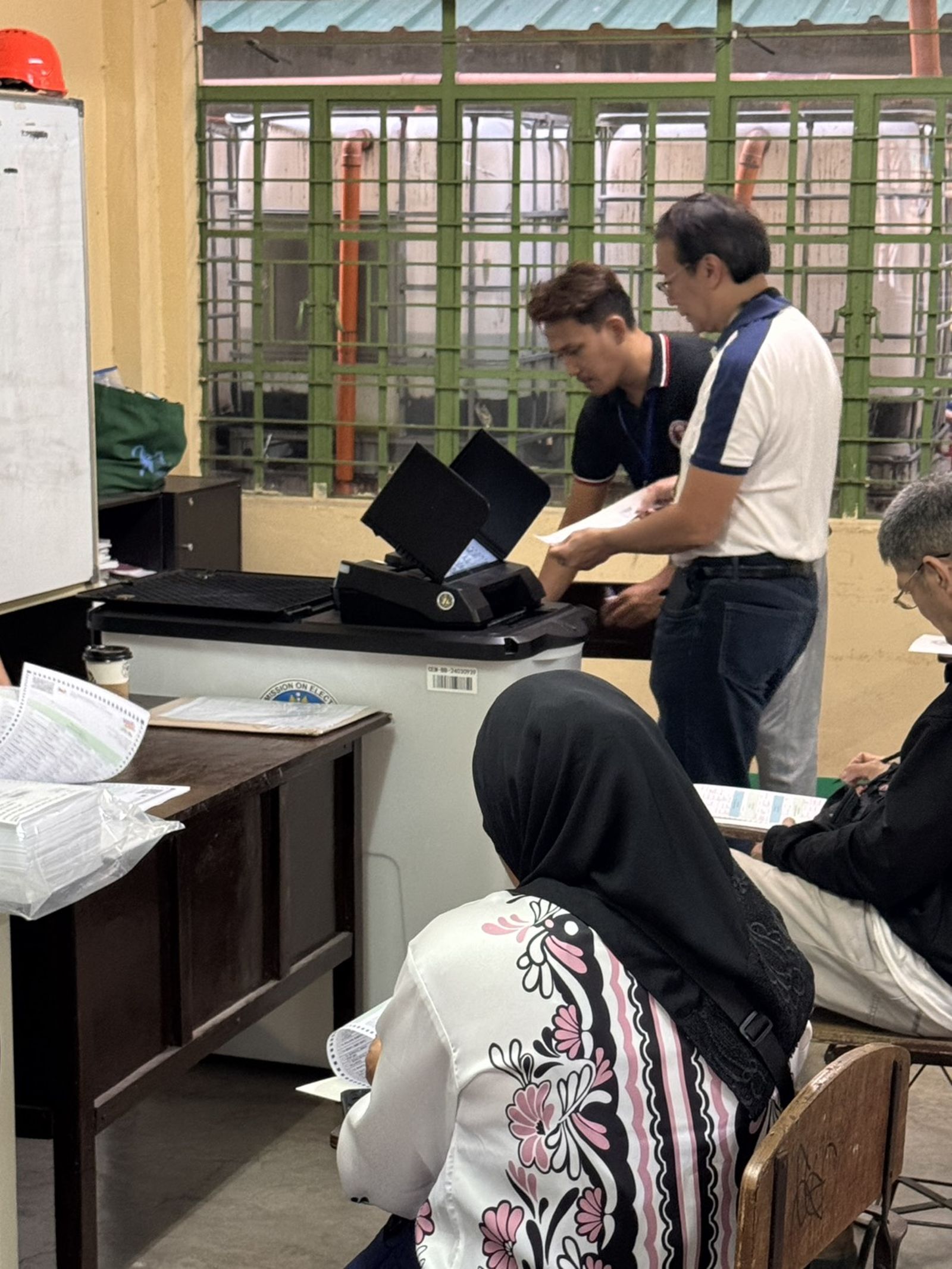菲律賓使用電子投計票機器的投票情形。圖片洪耀南提供