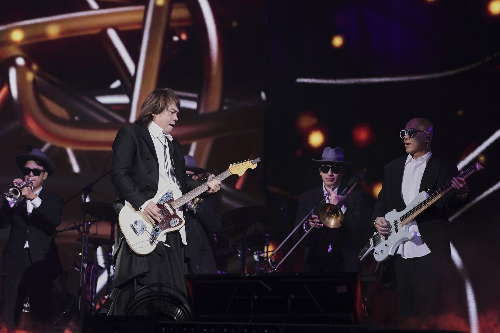 伍佰轟蛋超寵粉！喊「沒歌了」還一直唱首場加班半小時