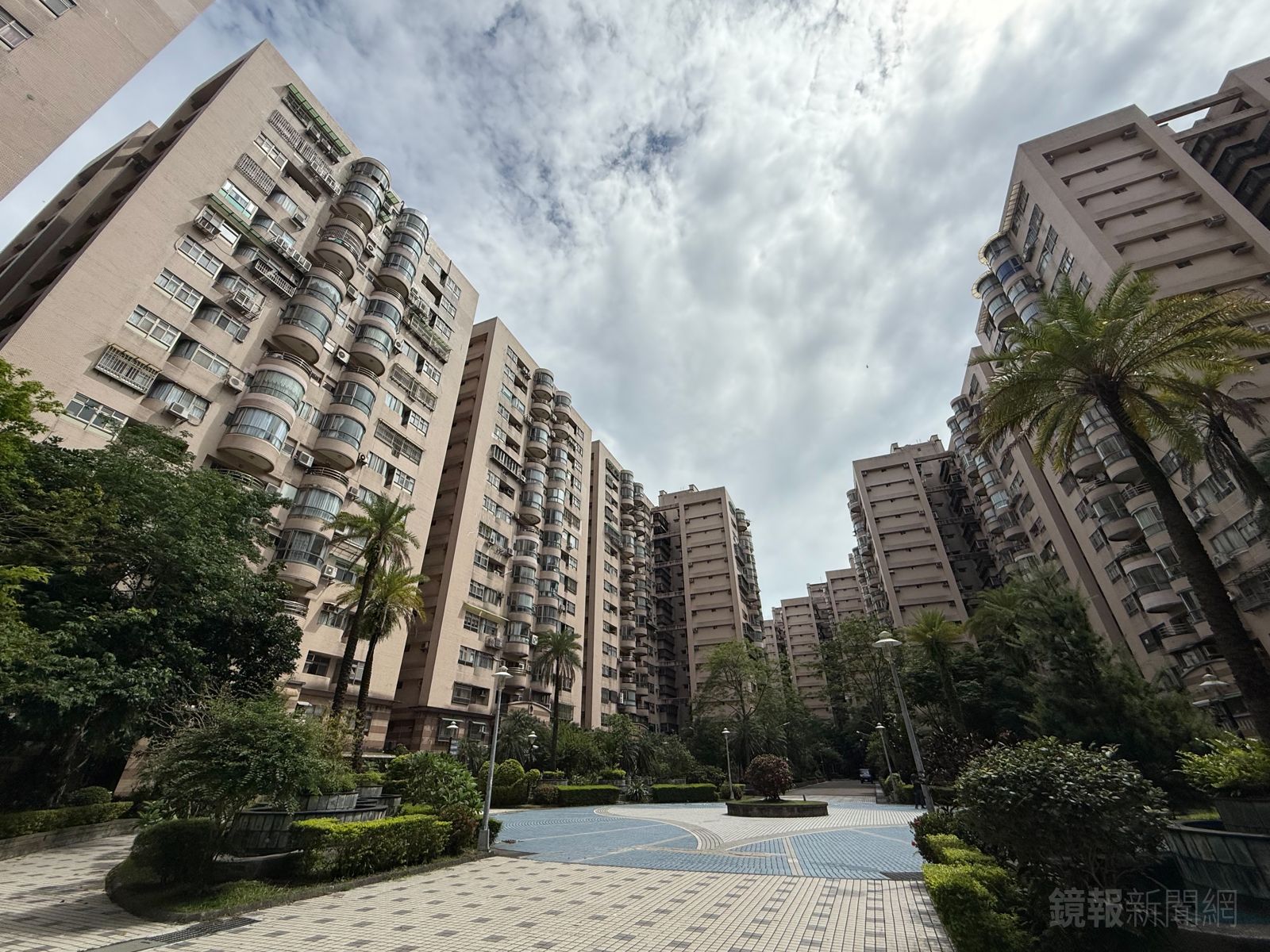 大鵬華城社區前身是情報局及空軍眷村，社區內公設齊全，周遭生活機能佳，成為不少居民入住的好選擇。（圖／林煒凱攝）