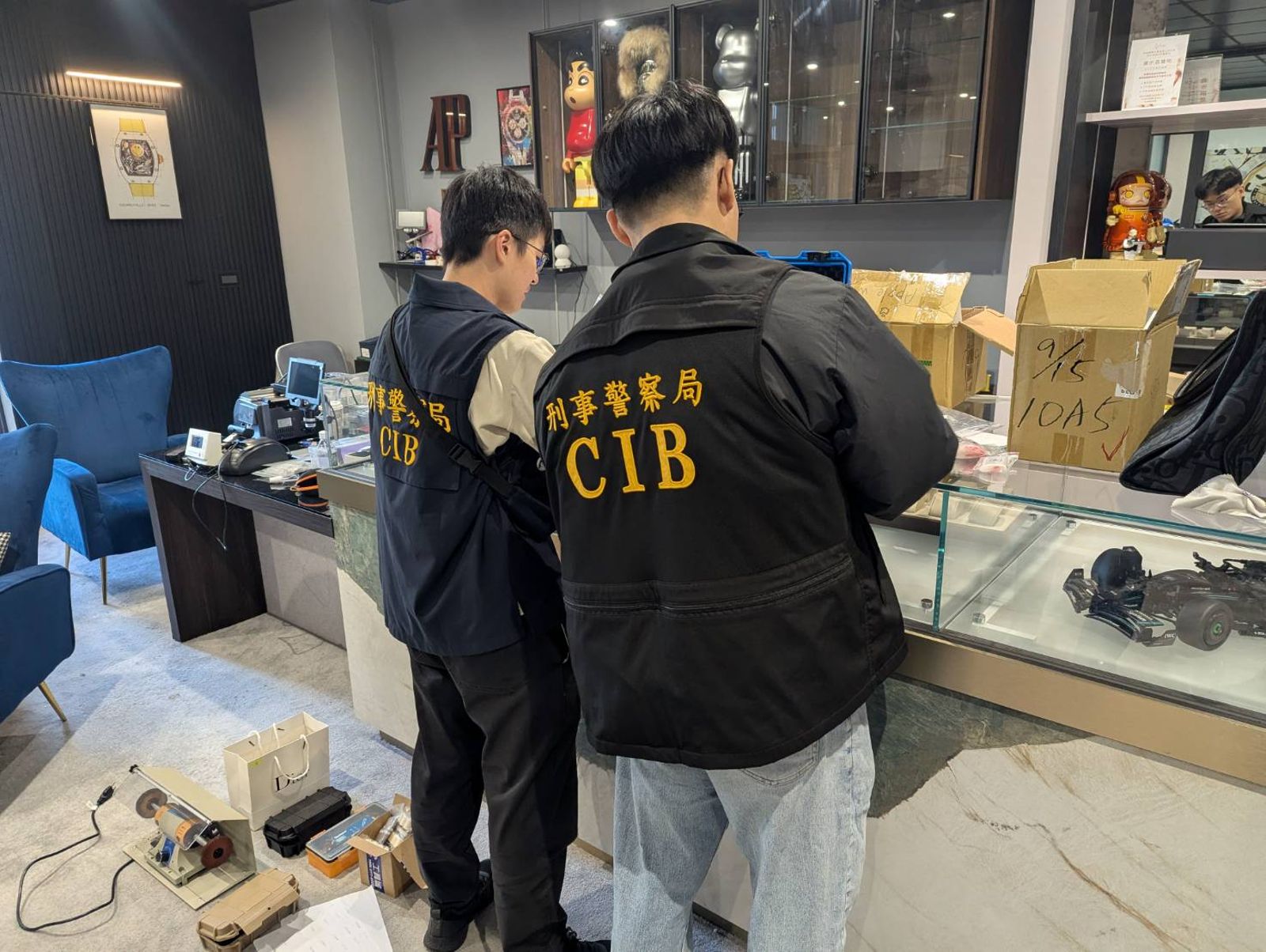 警方前往門市查緝。圖/刑事局智財大隊提供_2026-09-07.jpg