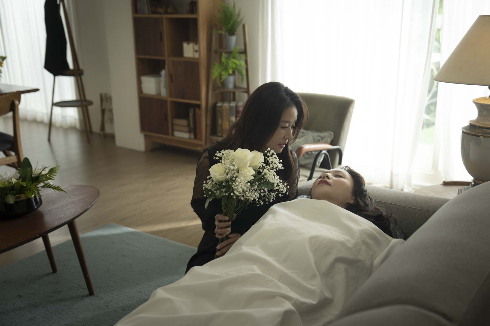 林心如(左)客串《拜六禮拜》,與孫淑媚(右)有打巴掌對手戲。 華視、公視台語台提供