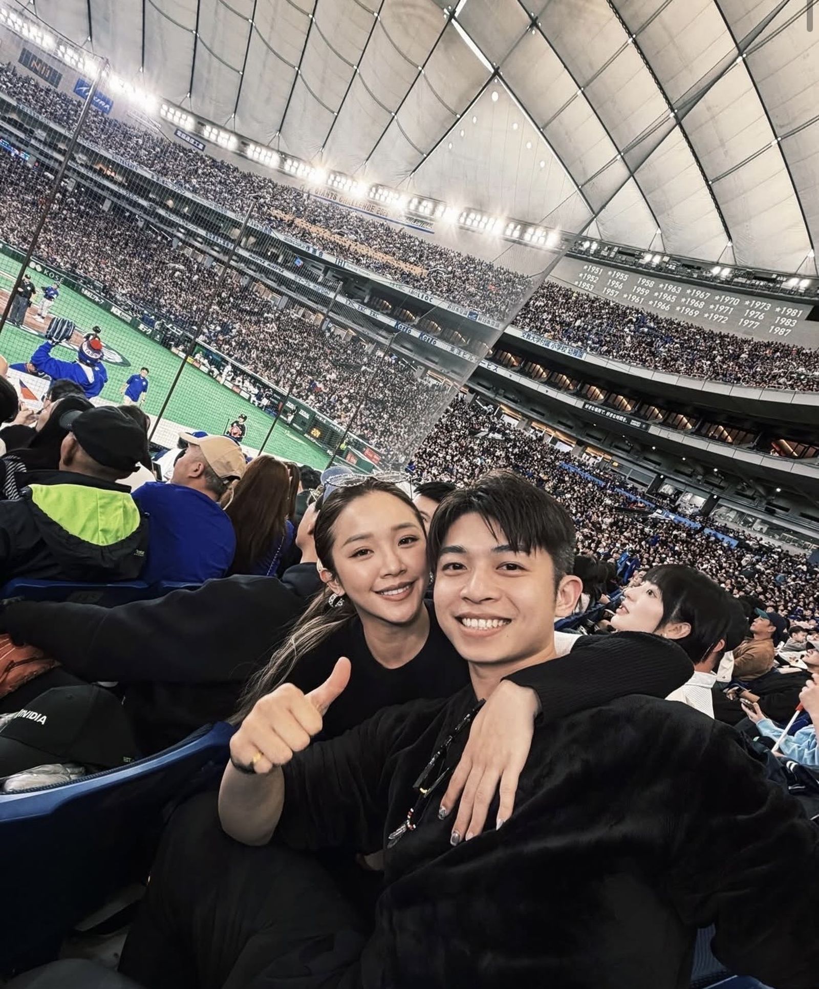 賴慧如（左）夫妻在東京球場見證台灣隊贏球。翻攝IG @huiru.lai.71
