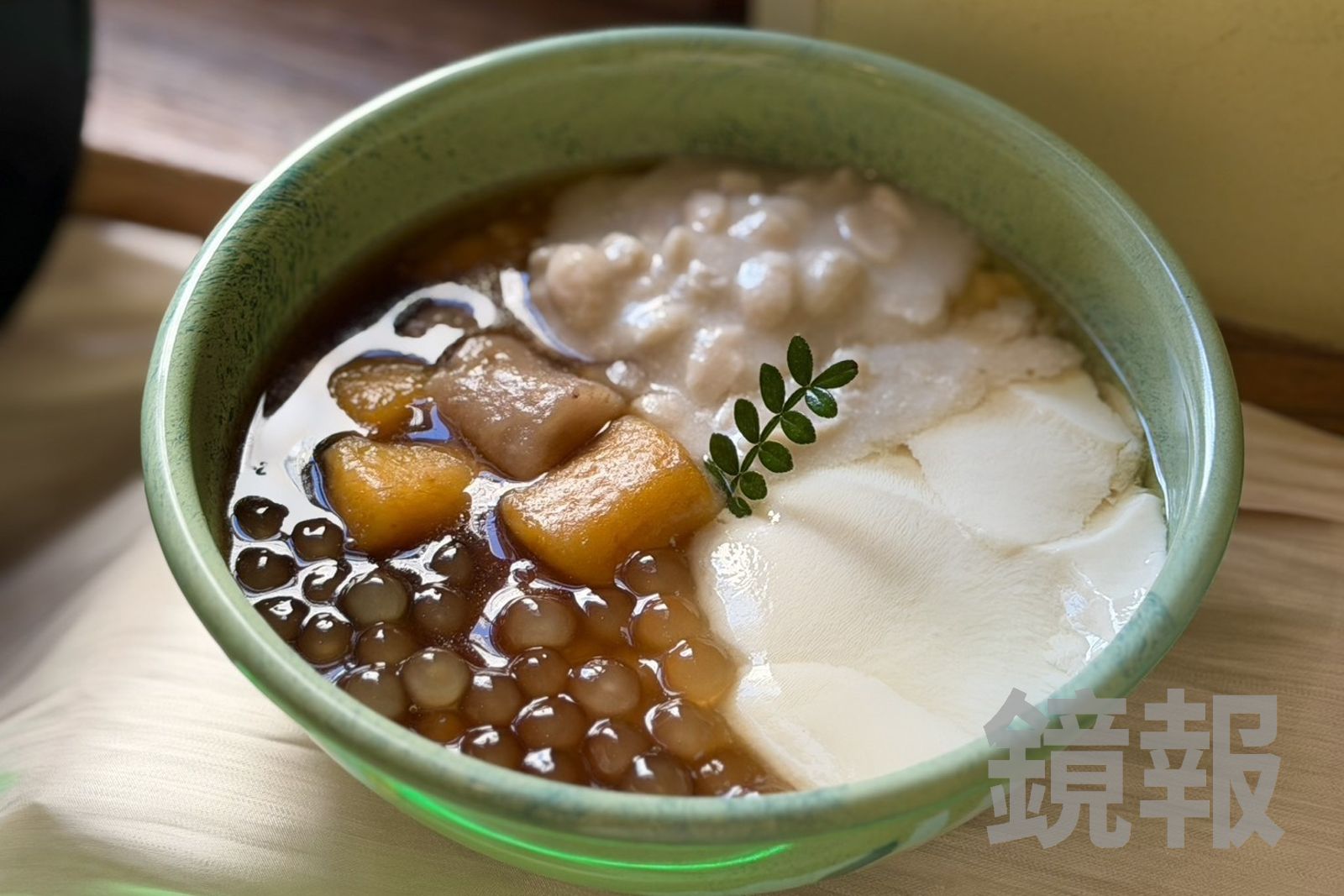 「黑火慢」糖水清甜不膩，芋圓、地瓜圓、白玉珍珠、花生仁增添豐富口感。（100元／碗）