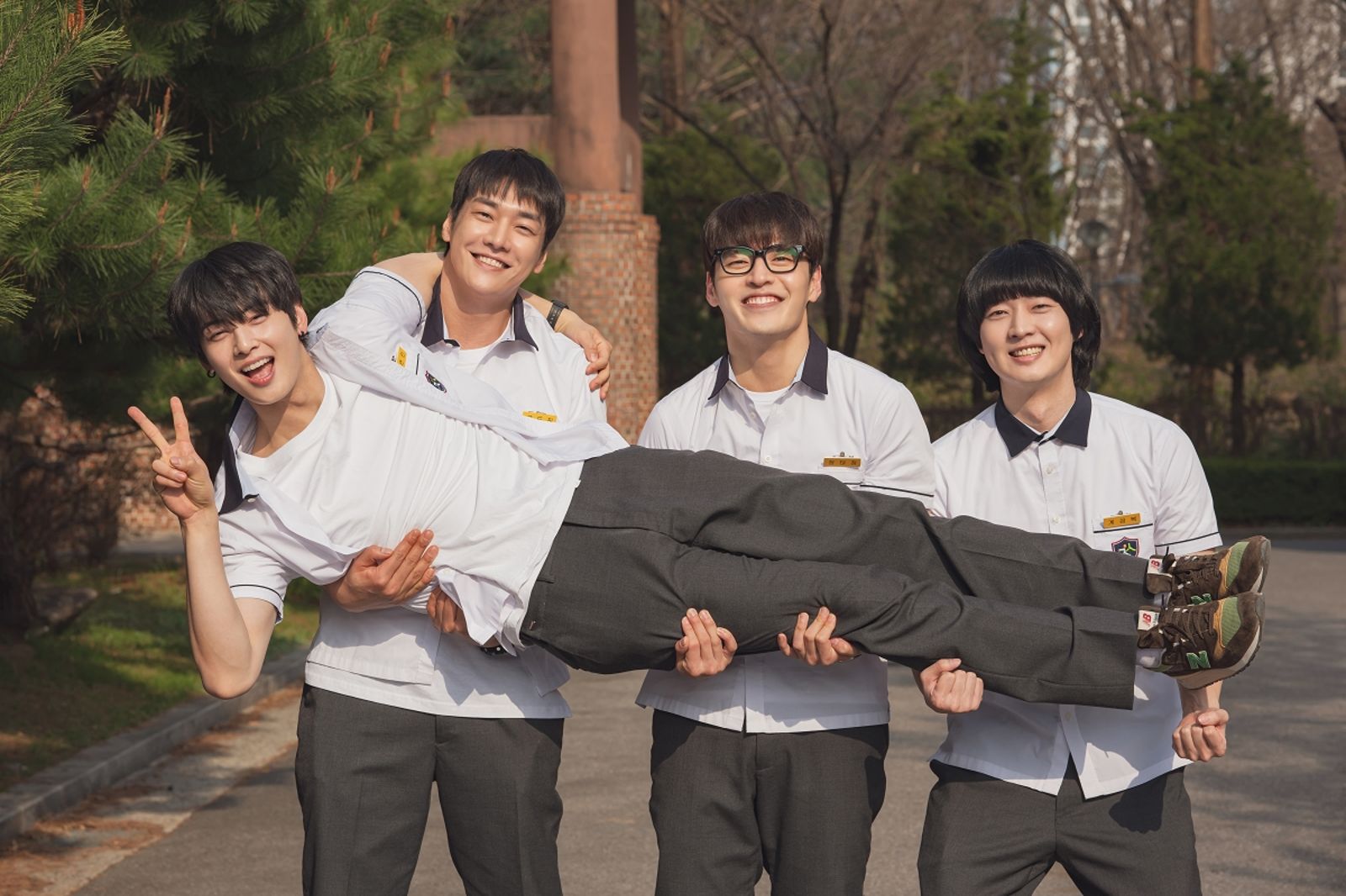 《放飛旅行團》演員們在片中穿上高中制服。采昌提供