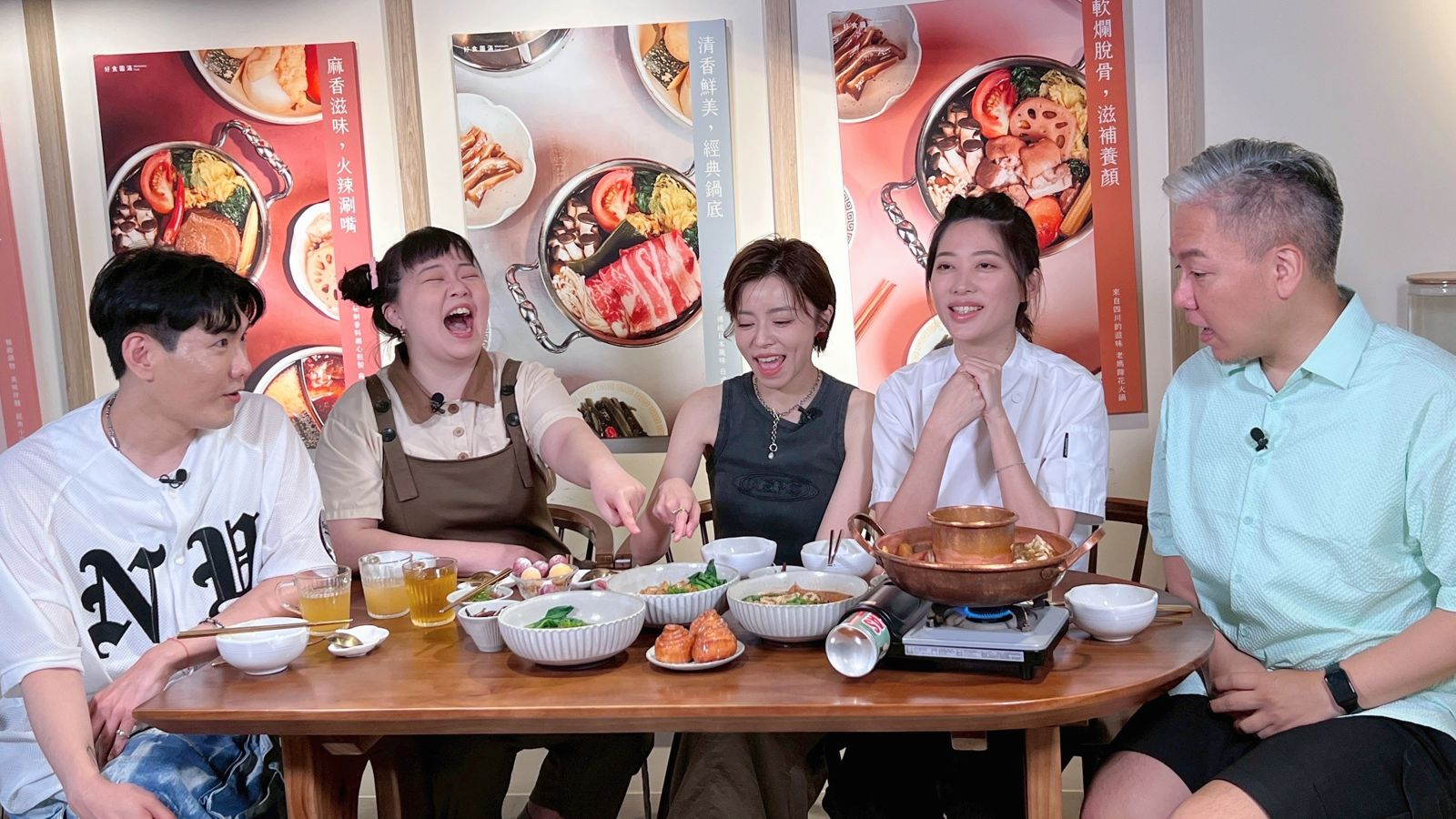 王瞳、宮美樂閨密日常超奇葩　一個忘沖廁、一個紙碗隔水加熱到融化