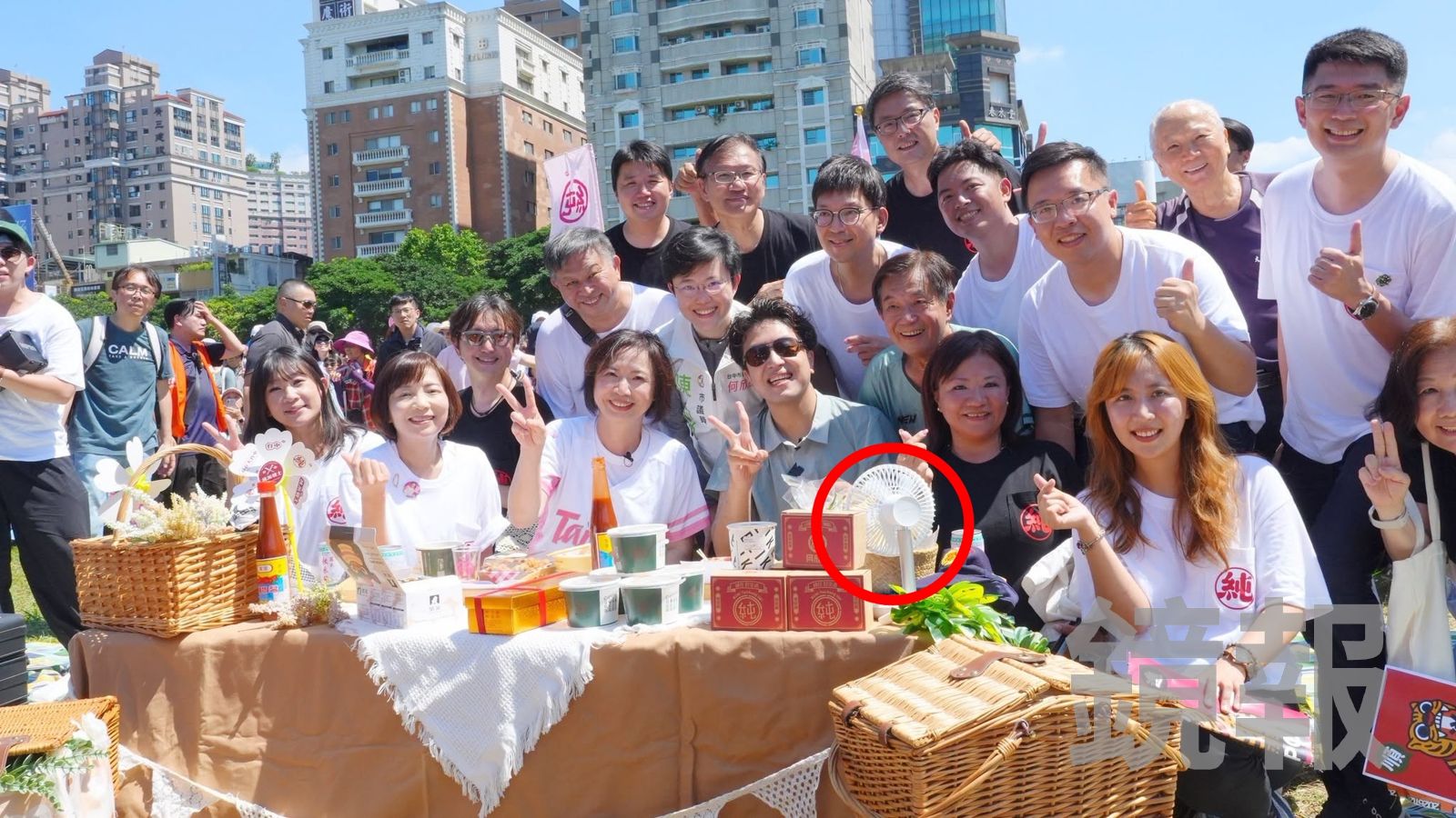 粉絲要送給「小麻糬」的皮卡丘布偶,裝在圓形的小竹籃內(紅圈處),放置在野餐餐桌上。圖/翻攝fb何欣純