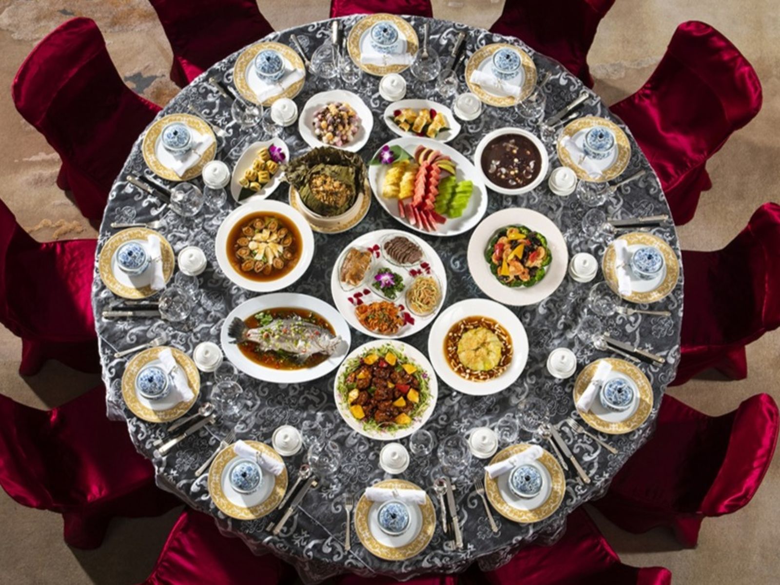 宴會廳獻上11道頂級海陸盛宴，包含「極品魚膠台式佛跳牆」等大菜，每桌5位23,800+10%元；10位42,800+10%元。（台北遠東香格里拉供圖）