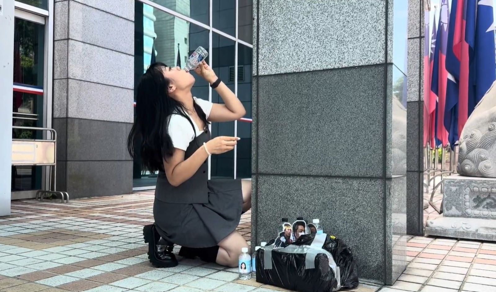 陳聖文送「核廢料水」踢館國民黨部 楊智伃一口喝下嗆:作秀!