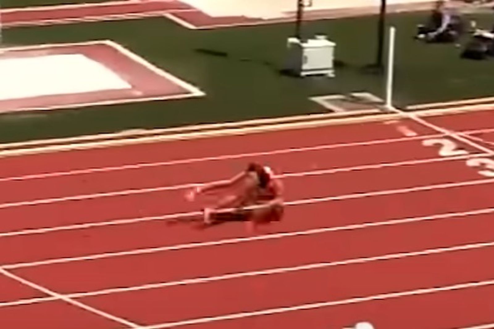 美國女高中生跨欄跌倒，「前滾翻2圈」照樣拿冠軍。圖／翻攝自@CollinRuggX