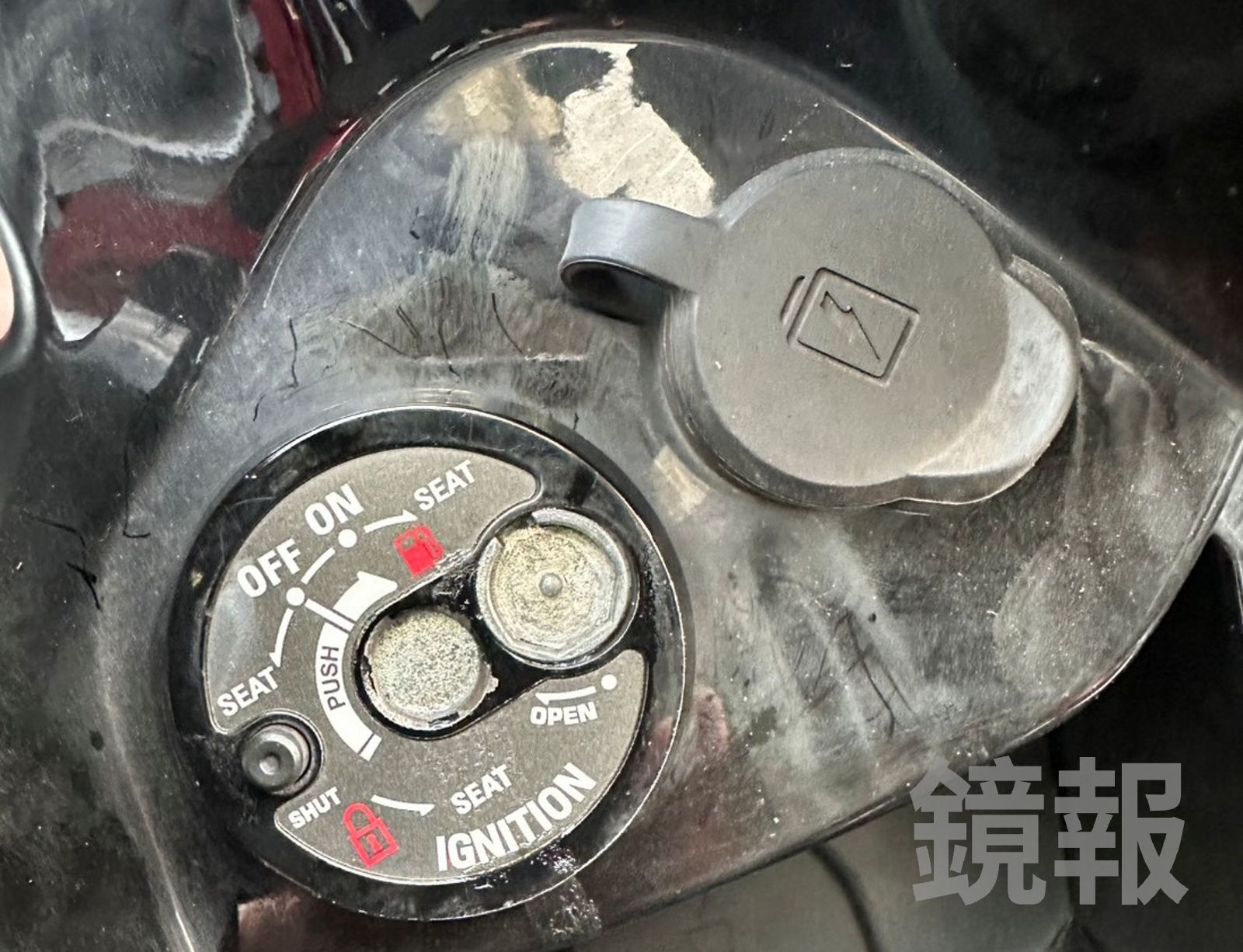 不讓我抽不給你走!18歲屁孩邊走邊抽菸遭勸導 「三秒」封車騎士崩潰:不是我的車