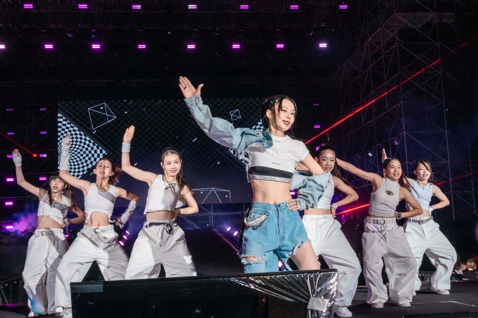 台版Jennie出招了！孫淑媚高雄櫻花季中空曬腹肌　熱舞喘喊：rapper不好當