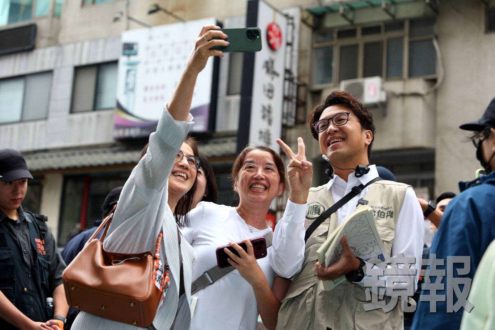 民進黨台北市長參選人沈伯洋日前在捷運南京復興站派發最新一期《順報》。資料照片。攝影姜永年