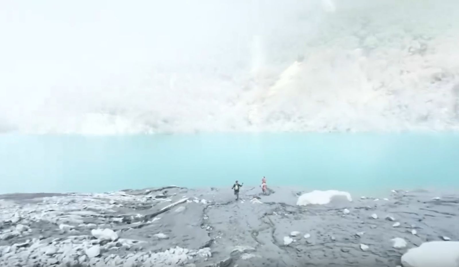 堰塞湖區現場畫面宛如末日電影劇照。圖／翻攝自Threads／uang__tasqusalaz