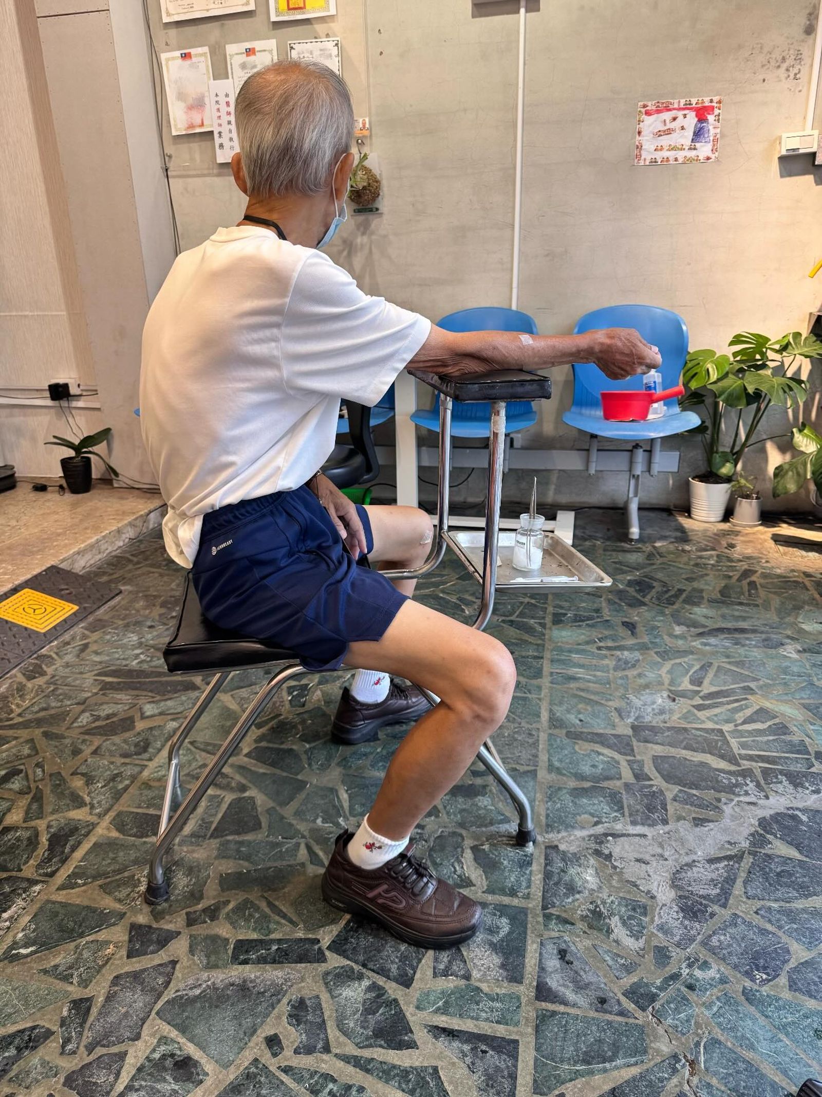 原PO說抽血的台子很髒，而且棉花直接放在檯子上。圖／Threads@sean.0409