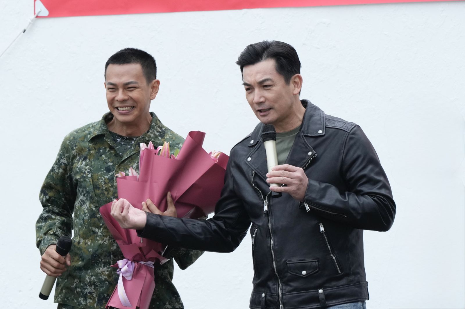 伊正(右)到場為孫綻(左)給予許多勉勵。台視提供