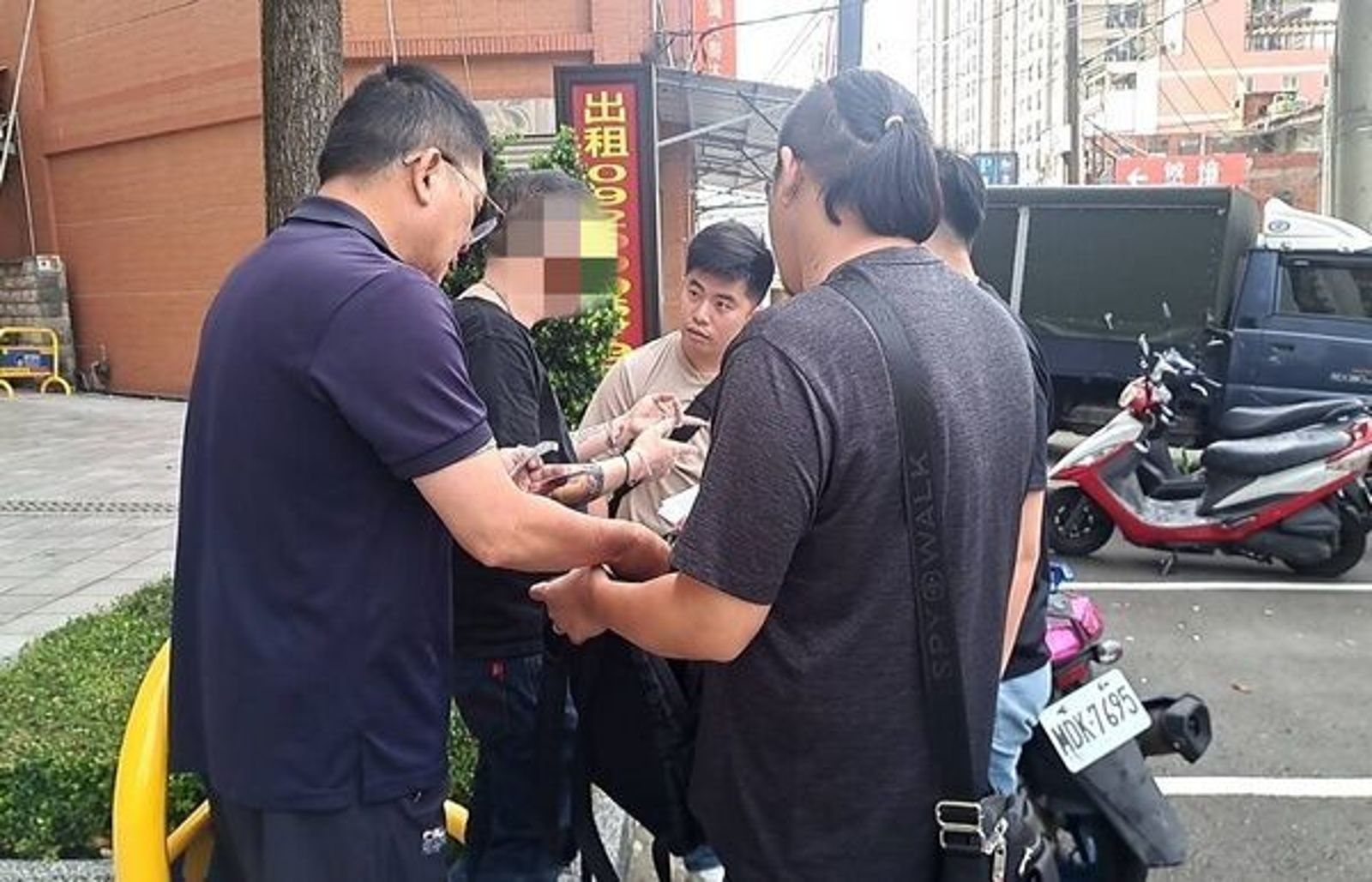 警方掃蕩黑幫應召站逮補10名嫌犯。翻攝畫面