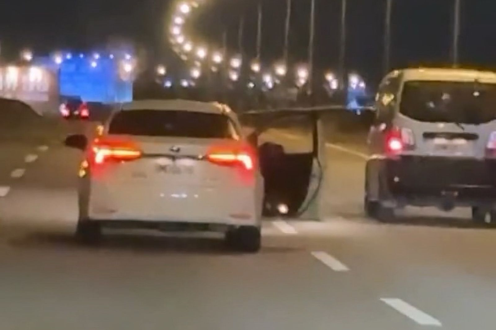 轎車「開門行駛」超離譜!台中74快速道路驚見危險駕駛 物品掉落嚇壞後車