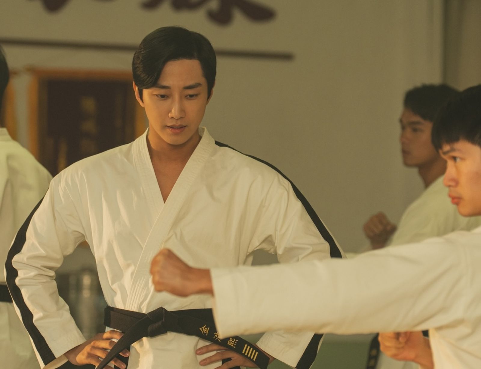 振永在《那張照片裡的我們》飾演來自韓國的跆拳道教練，穿著跆拳道服十分帥氣。瀚草文創GrX STUDIO提供
