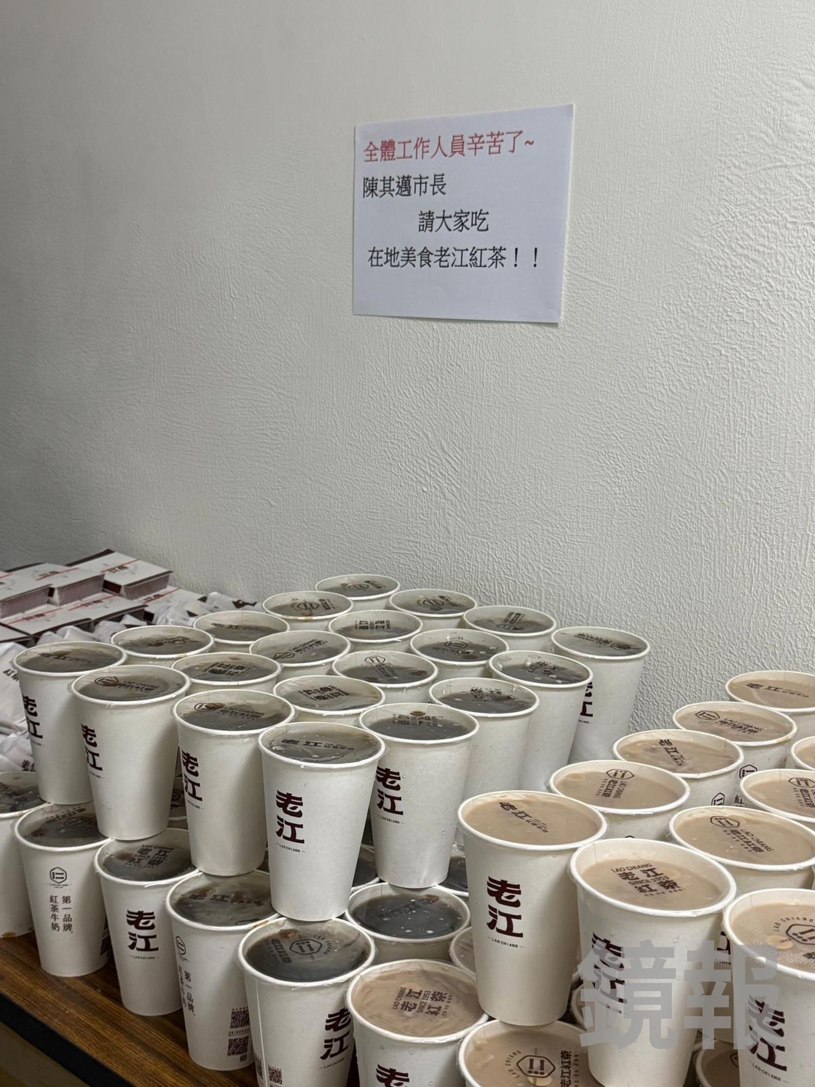 高雄市場陳其邁送上高雄有名的老江紅茶為江蕙應援。寬宏藝術提供