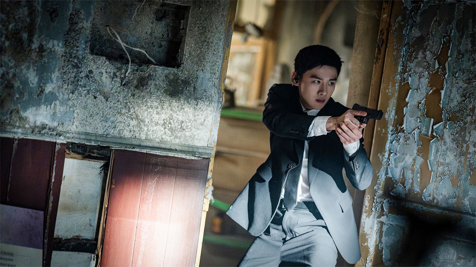 白敬亭在《不眠日》中挑戰許多動作戲和爆破場面。中天電視提供