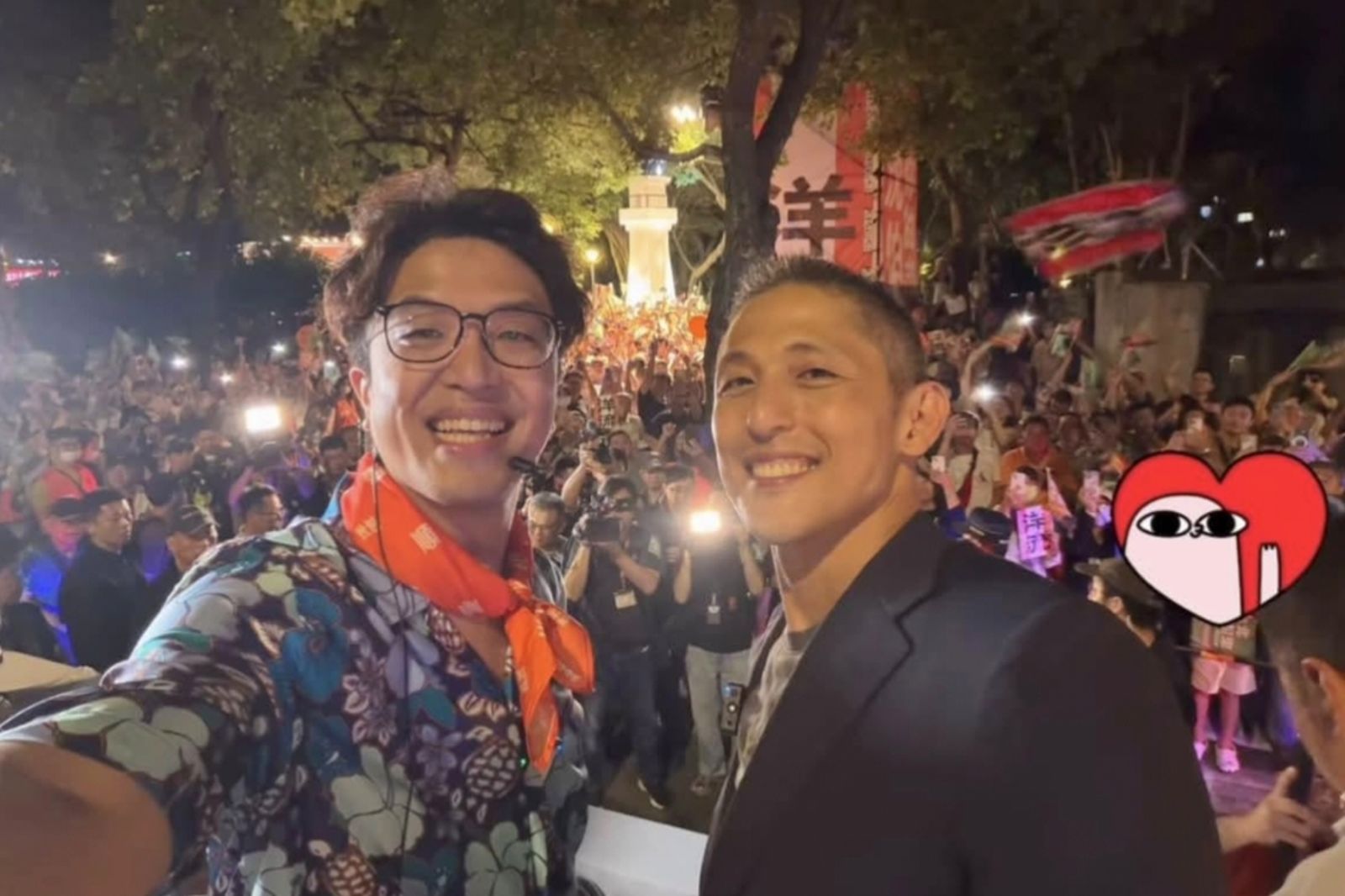沈伯洋(左)曬出和吳怡農(右)的合照前,不忘用愛心圖示遮住後方小朋友,避免孩子的容貌直接曝光。圖/翻攝pumashen Threads