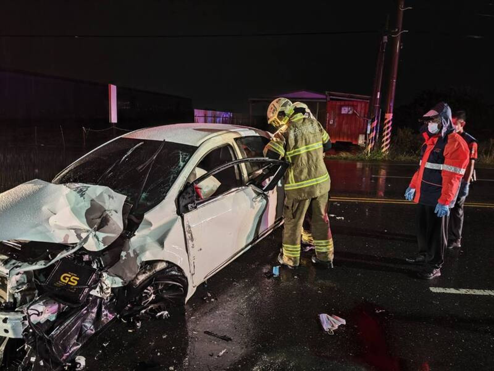 台南男雨夜自撞路燈!車頭「擠扁成廢鐵」 困半小時救出慘死