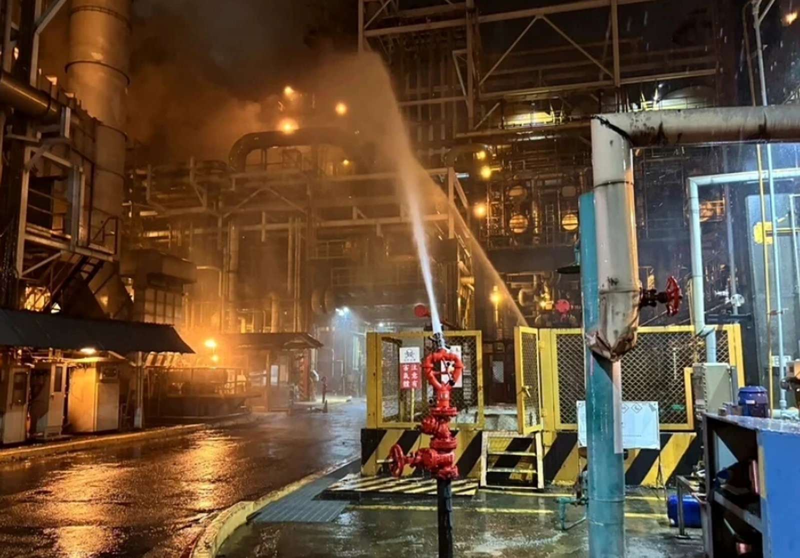 重油外洩 中油大林廠暗夜噴火 陳其邁急發警告:這2區緊閉門窗