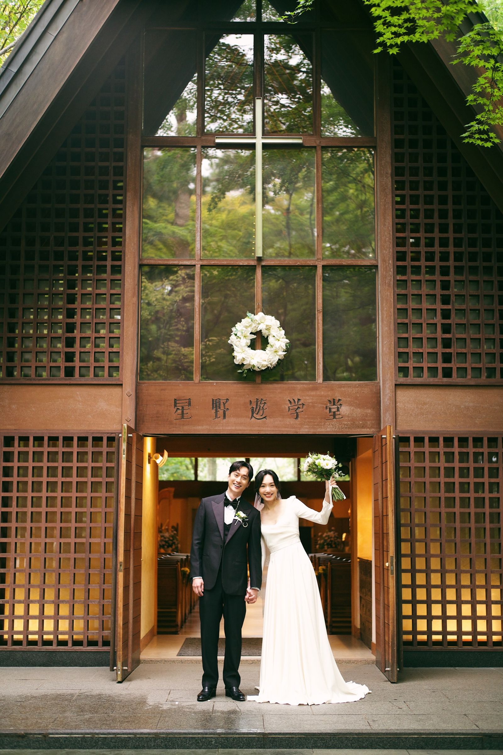 劉俊謙與蔡思韵升格夫妻，開心與大家分享喜訊。MOM production limited 提供