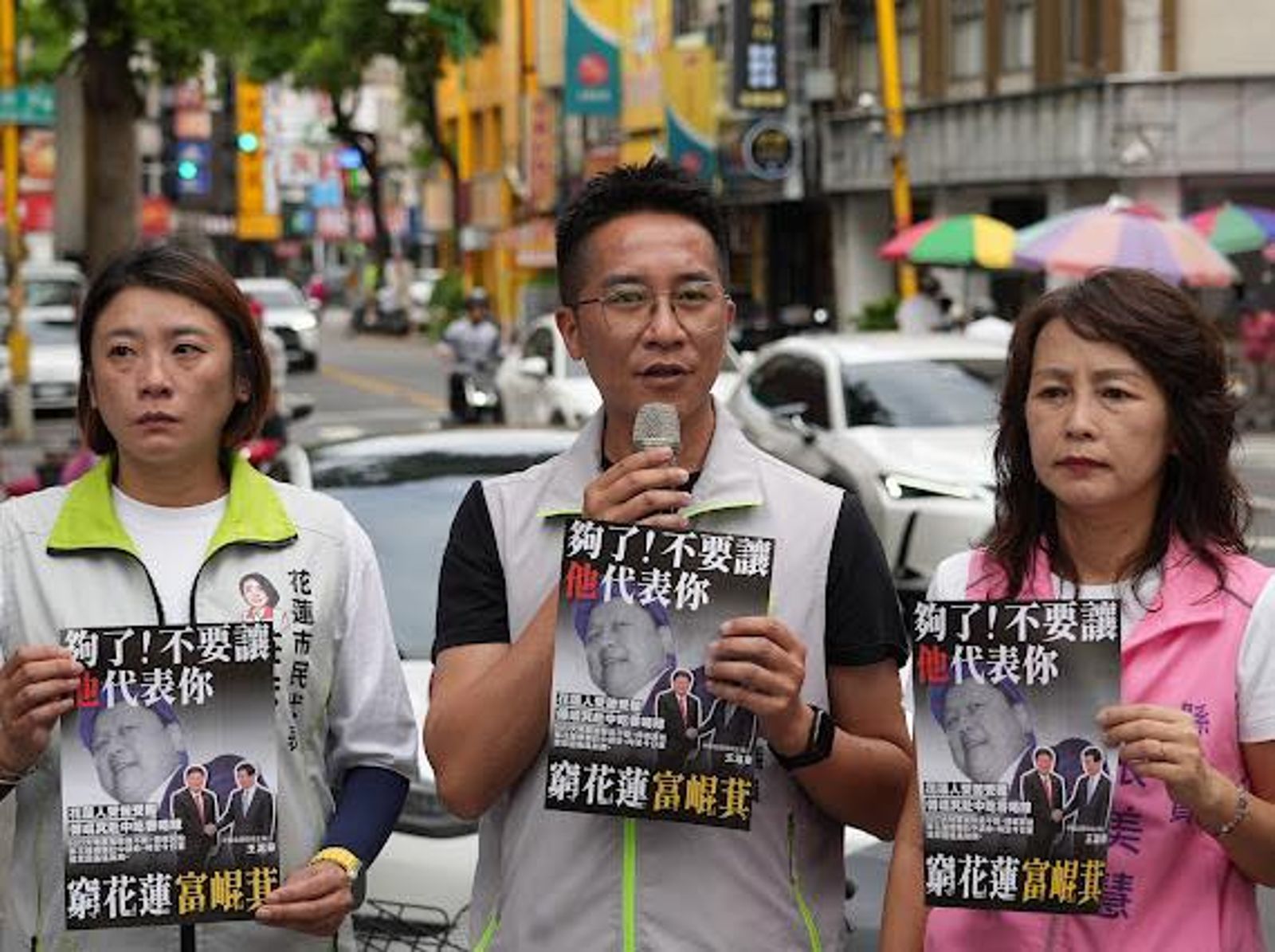 民進黨花蓮縣議員胡仁順（中）、張美慧（右）等人協助花蓮罷團宣講時都會團進團出，避免被藍營見縫插針。（圖／翻攝張美慧臉書）