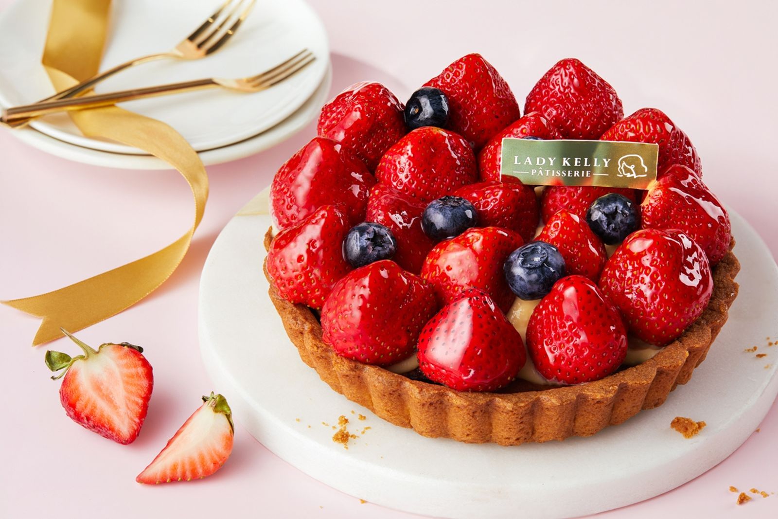 「LADY KELLY」的「草莓塔」，直接把草莓堆成小山，酥香塔皮裡還藏著莓果顆粒與杏仁內餡，酸香層次豐富。（LADY KELLY供圖）