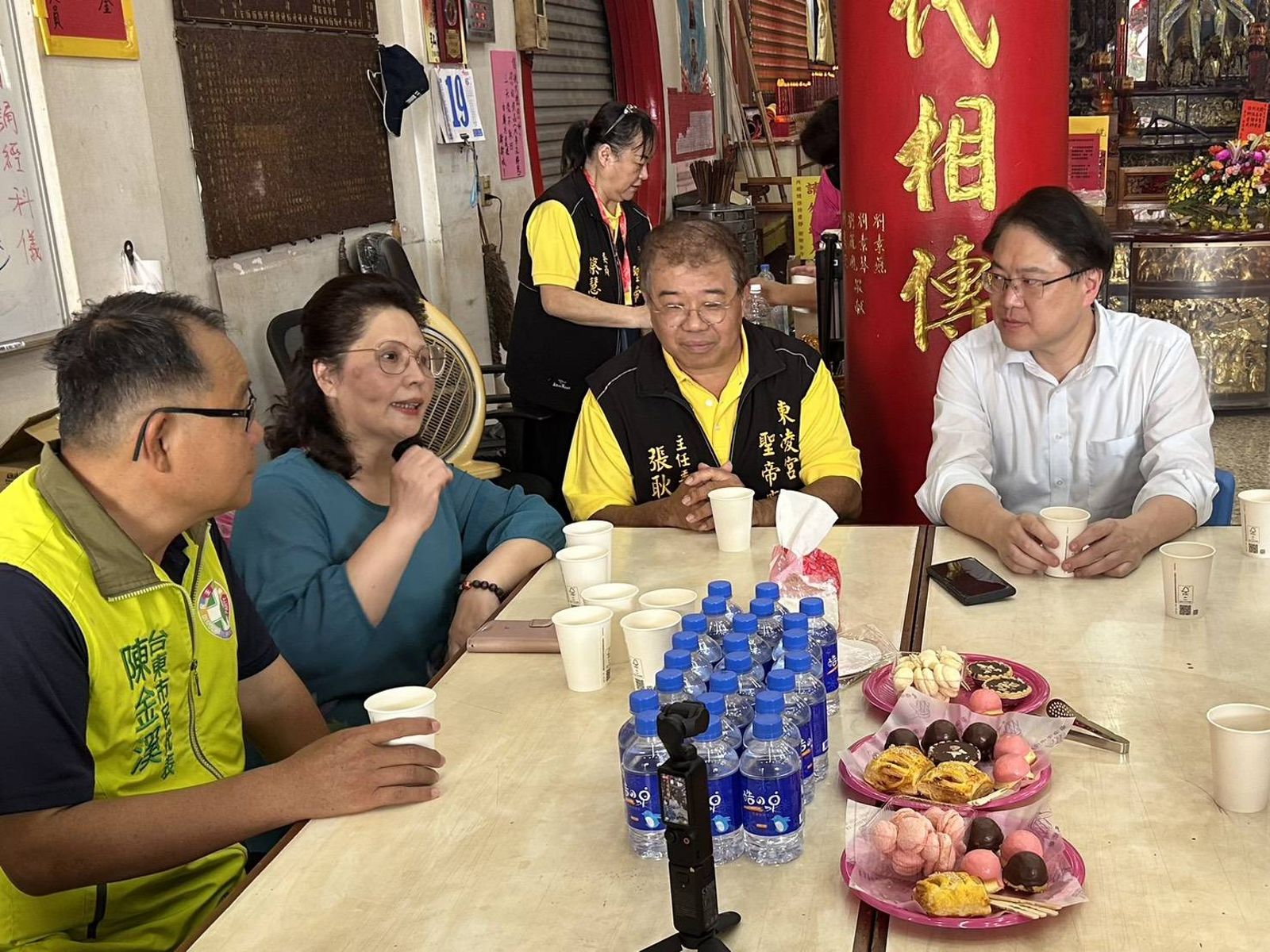 林右昌今(19日)到台東東凌宮聖帝廟參香祈福。