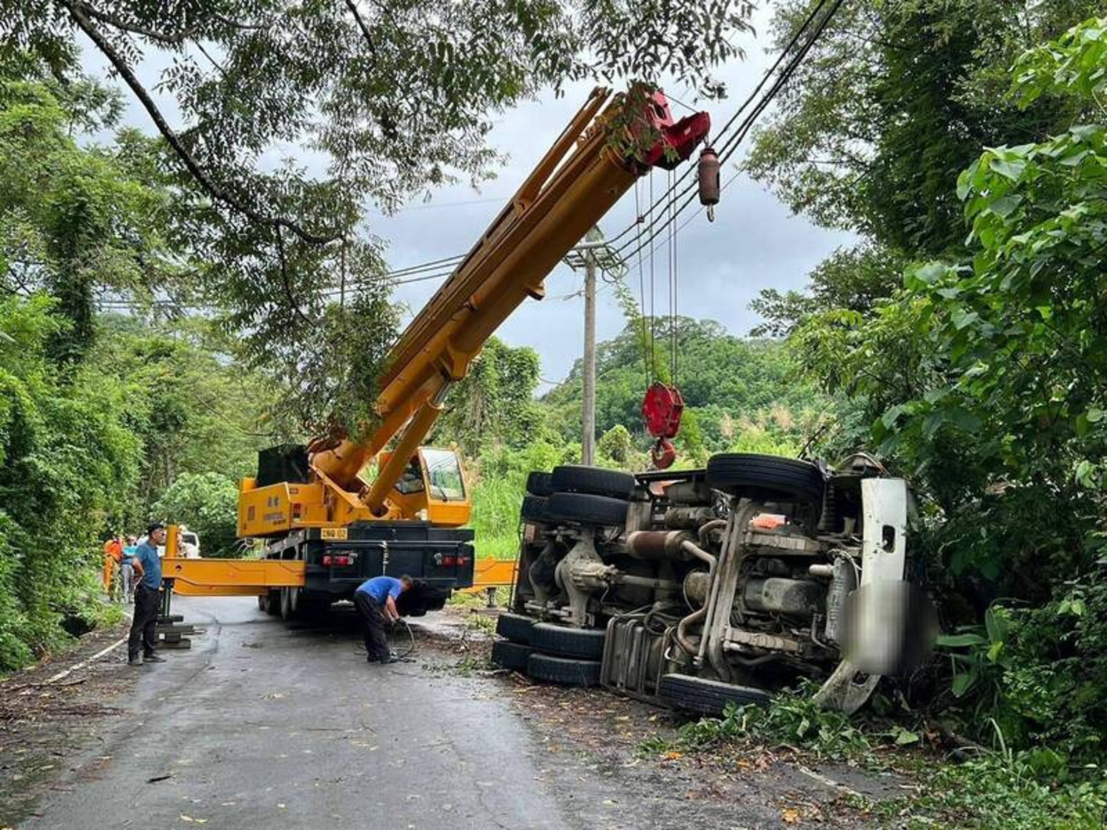 台南白河山區預拌混凝土車翻覆　57歲駕駛不幸身亡