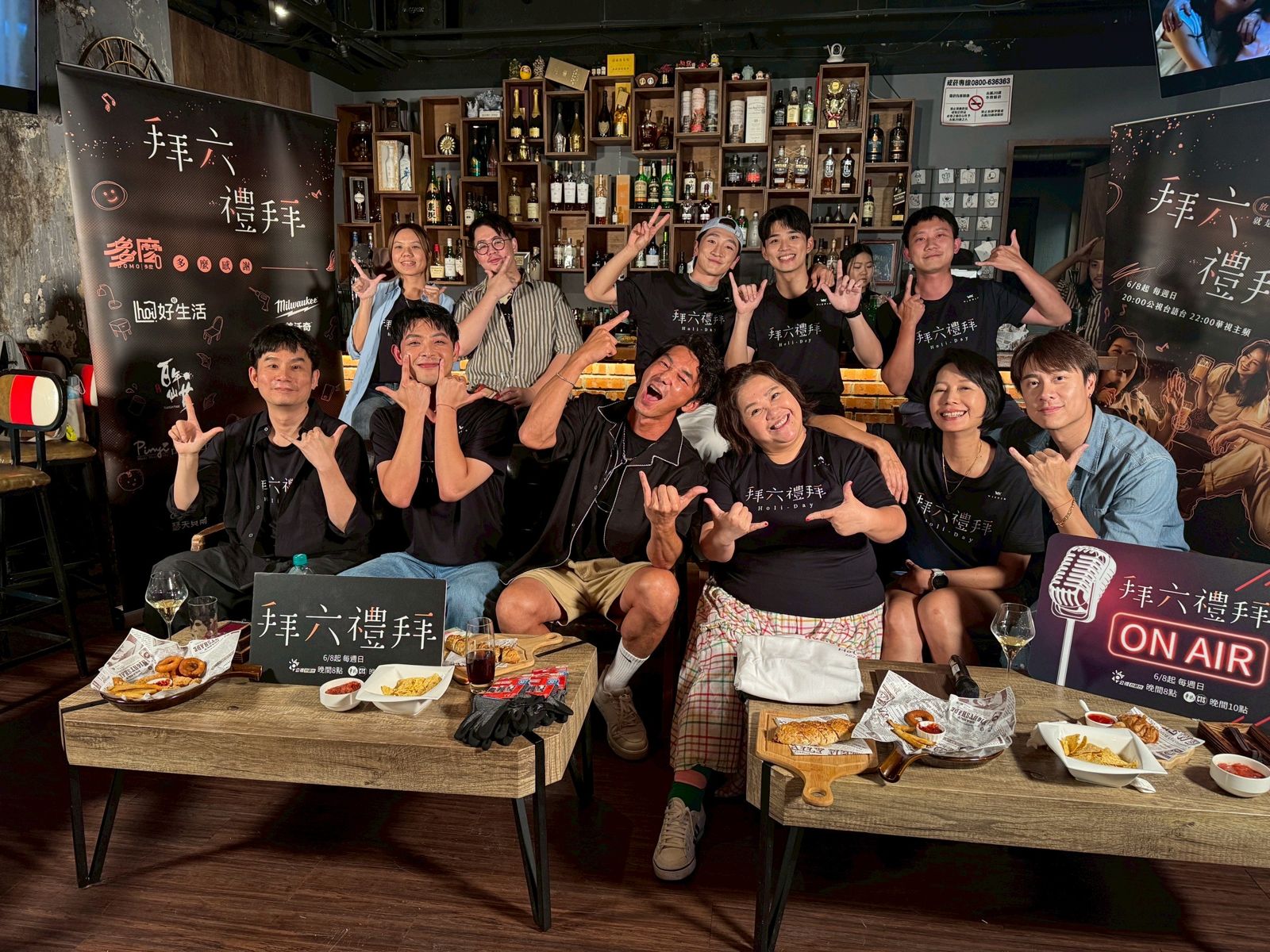 《拜六禮拜》劇組和演員於3日晚間齊聚酒吧舉行直播。 華視、公視台語台提供
