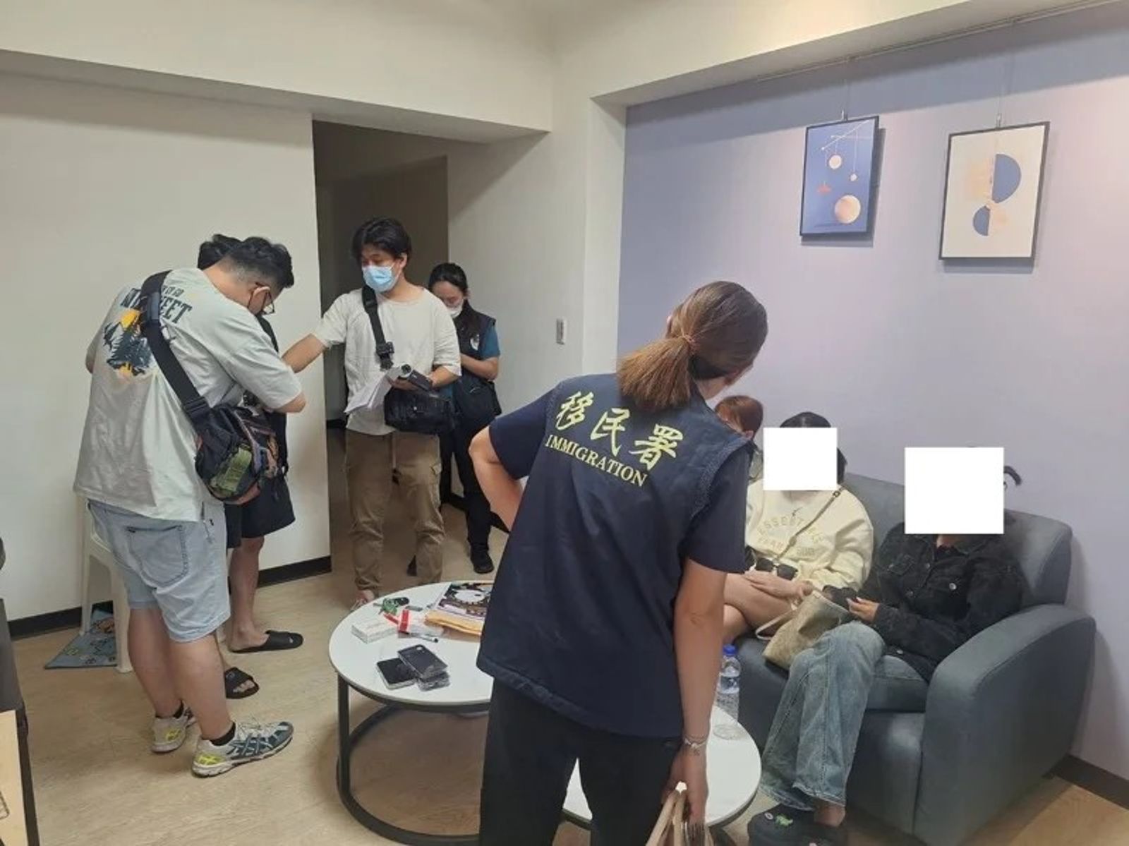 無照越籍「地下醫美團隊」行動手術遭逮！　直播割包皮吸粉破百萬